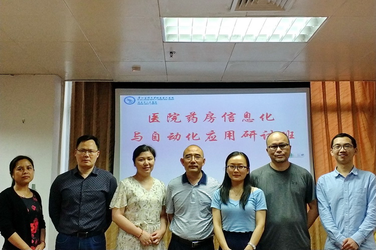 授课专家与工作人员合照.jpg