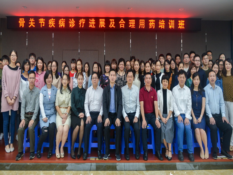 专家与部分学员合照1.jpg