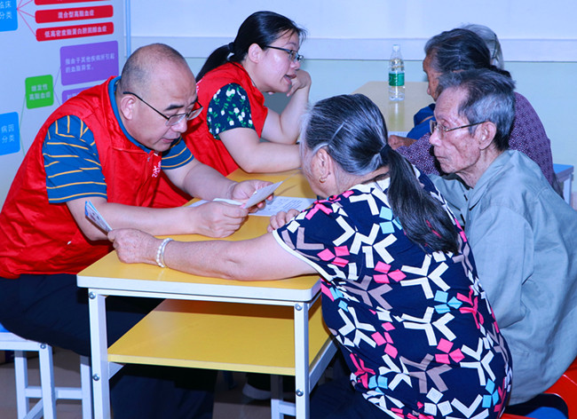 3药学专家用药咨询现场.jpg