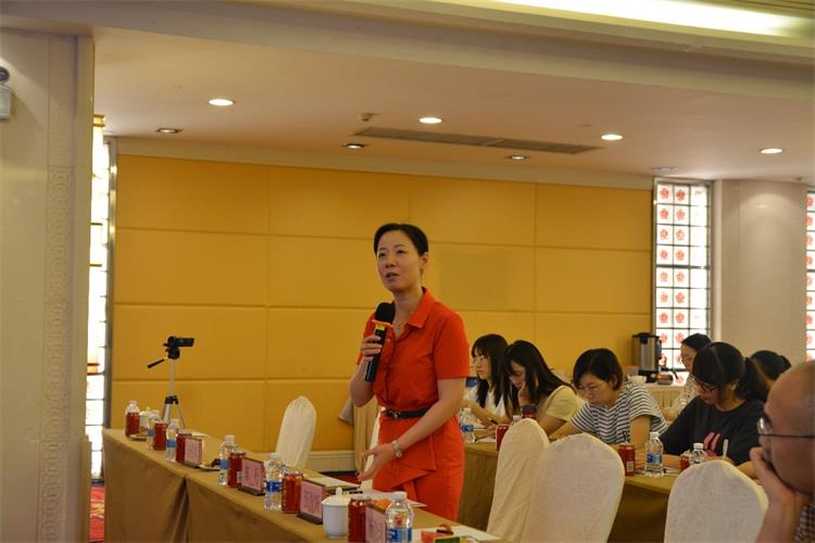 5伍俊妍主任与专家进行现场交流.jpg